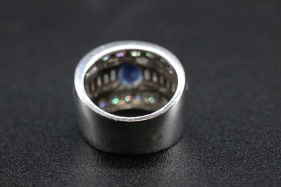 Bague bandeau en or blanc ornée d'un saphir...