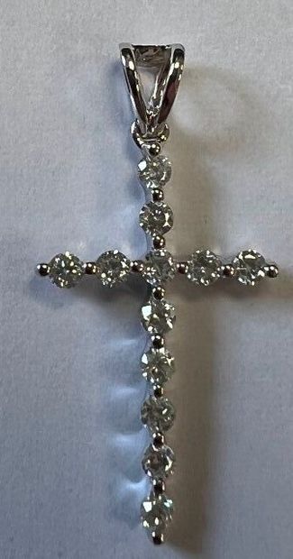 Croix en or blanc 750°/.(18K) 0g70 sertie...