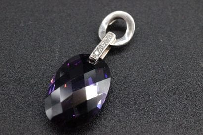 Pendentif en argent serti d'une importante...