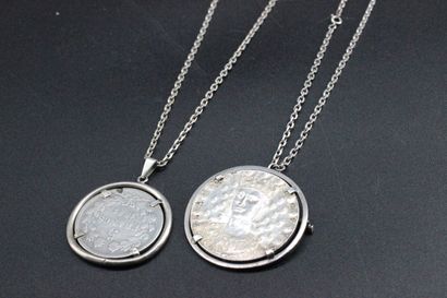 2 pièces en argent montées en pendentif....