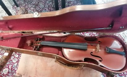 Violon et son archet (en l'état), à l'intérieur...