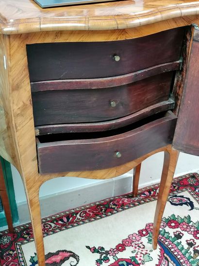 Petit meuble chiffonnier en marqueterie,...