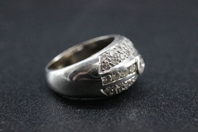 Bague dôme en or blanc agrémentée d'un diamant...
