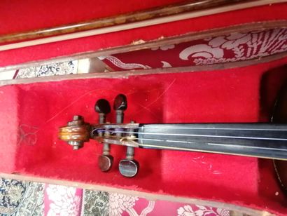 Violon et son archet, à l'intérieur une étiquette...