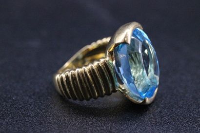 Bague en or jaune ornée d'une importante...