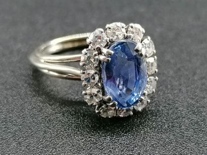 Bague en or blanc ornée d'un saphir de Ceylan...