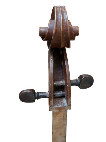 Violoncelle. H 122 cm, (accidents en l'é...