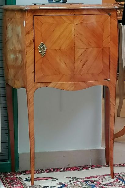 Petit meuble chiffonnier en marqueterie,...