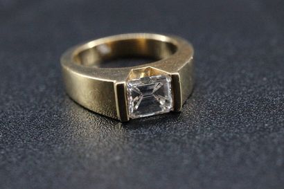 Bague en or jaune ornée d'un diamant taille...