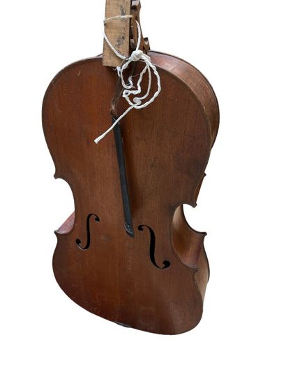 Violoncelle. H 122 cm, (accidents en l'é...