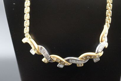 Collier en or jaune orné de diamants baguettes...