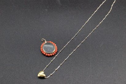 Lot comprenant un pendentif coeur en or jaune...