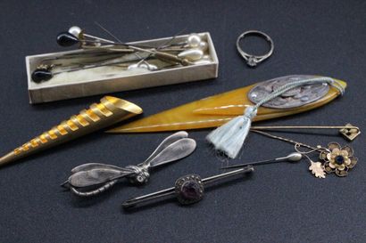 Lot de bijoux fantaisie cpt nombreuses épingles...