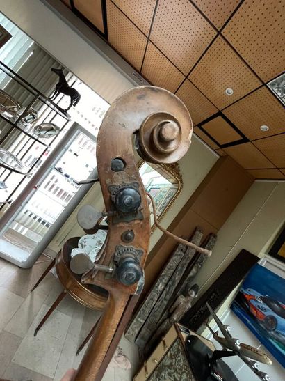 Contrebasse. H 190 cm ( accidents) 