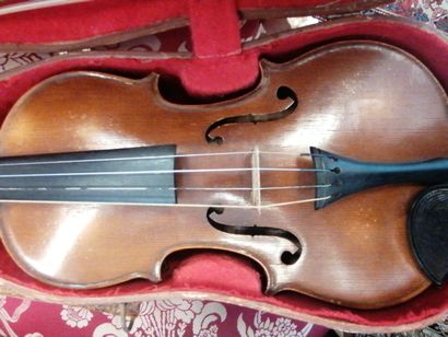 Violon et son archet, à l'intérieur une étiquette...