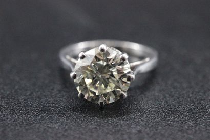 Bague solitaire en or blanc agrémentée d'un...