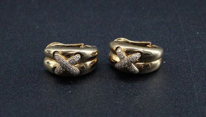 CHAUMET- Paire de boucles d'oreilles en or...