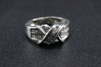 Bague en or blanc avec croisillons et diamants...