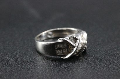 Bague en or blanc avec croisillons et diamants...