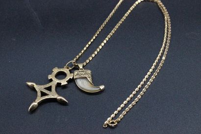 Collier en or jaune orné d'une croix Africaine...