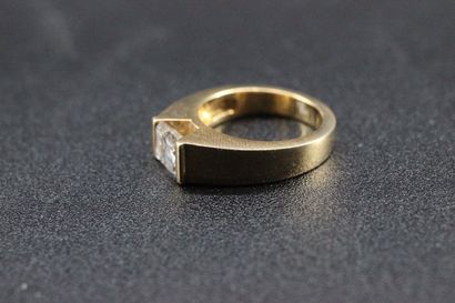 Bague en or jaune ornée d'un diamant taille...