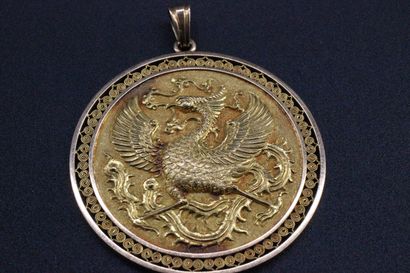 Pendentif en or jaune formant un disque avec...