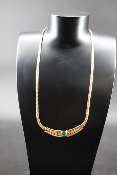 Collier en or jaune orné de pierres vertes...
