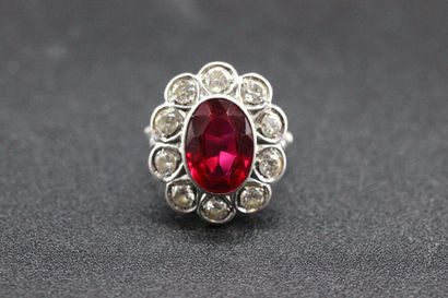 Bague type marguerite en or blanc ornée en...