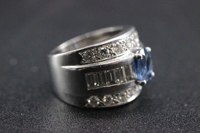 Bague bandeau en or blanc ornée d'un saphir...
