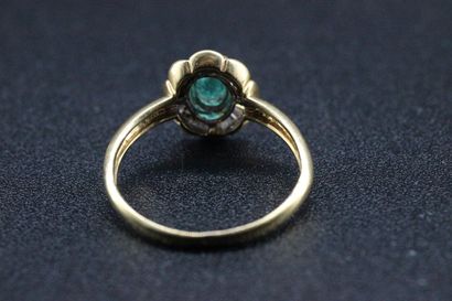 Bague en or jaune ornée d'une émeraude et...
