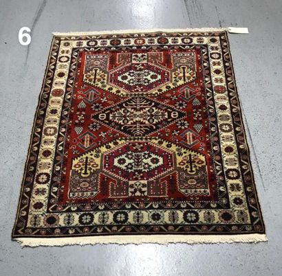 Tapis Daguestan (RUSSIE) à décor de 3 médaillons...