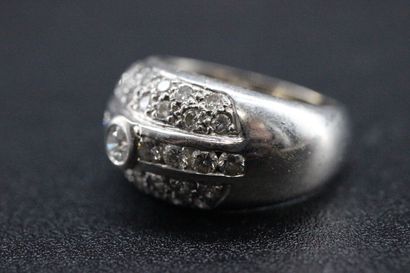 Bague dôme en or blanc agrémentée d'un diamant...