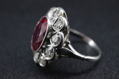 Bague type marguerite en or blanc ornée en...