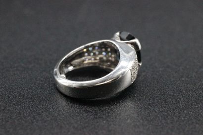 Bague en or blanc agrémentée d'un saphir...