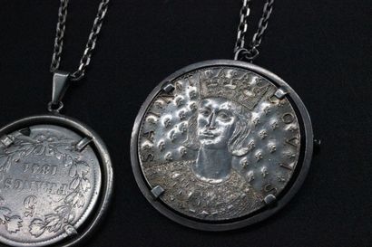 2 pièces en argent montées en pendentif....