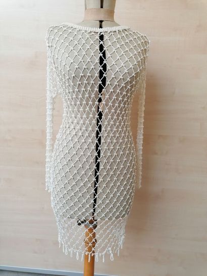 Dessus de robe ajouré, orné de perles blanches...