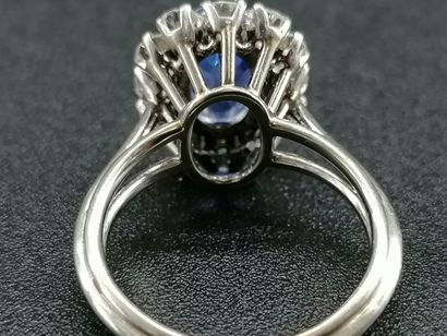 Bague en or blanc ornée d'un saphir de Ceylan...