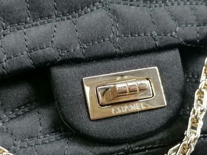 CHANEL- Sac de soirée 2.55 en satin noir...