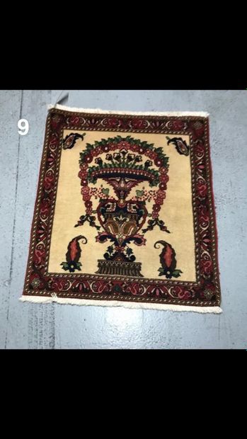 Tapis Bakthiar (IRAN) à décor de bouquet...