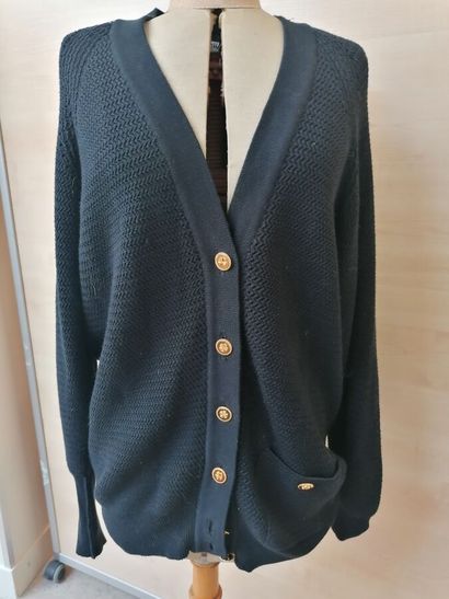 CHANEL- Gilet noir en coton à grosses mailles,...