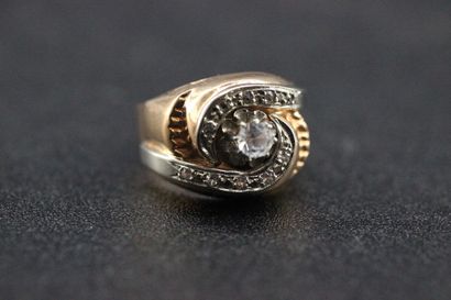 Bague tourbillon en or jaune et blanc ornée...
