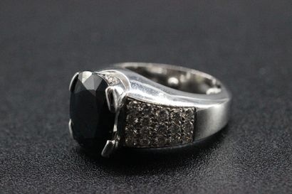 Bague en or blanc agrémentée d'un saphir...