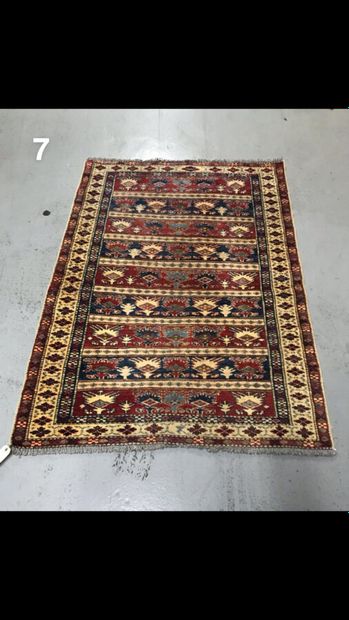 Tapis Kazak (RUSSIE) à décor de bandes et...