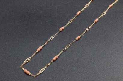 Collier en or jaune serti de corail peu d'ange,...