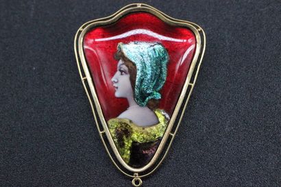 Broche en or jaune ornée d'un émail de Limoges...