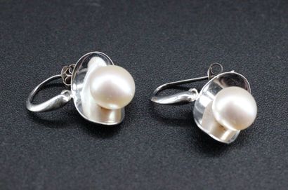 Paire de boutons d'oreilles en argent ornés...