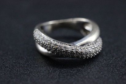 POIRAY- Bague en or blanc en rubans croisés...