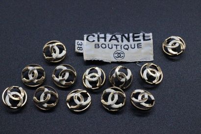 CHANEL- Lot de boutons en métal doré et émaillé...