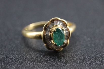 Bague en or jaune ornée d'une émeraude et...