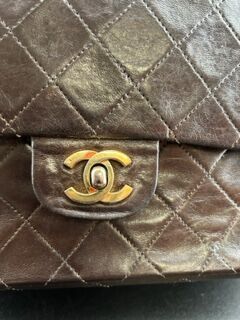 CHANEL- Sac Timeless en cuir marron matelassé...